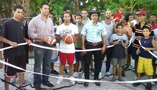 Enmanuel Bautista entrega de utiles deportivos a jovenes